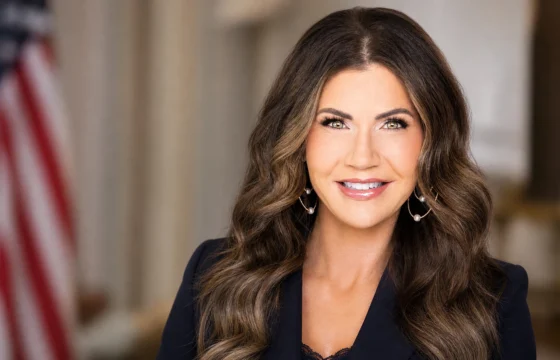 kristi noem height